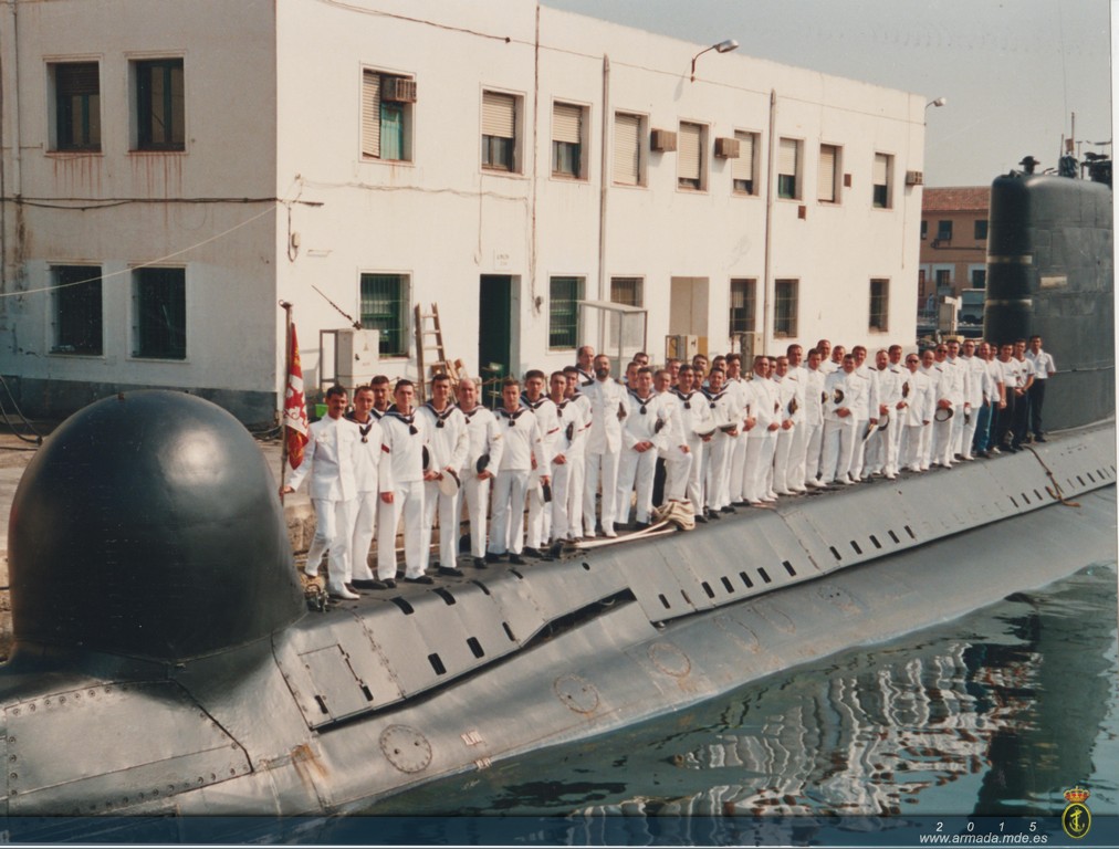 Año 2000. Dotación del submarino "Narval" en el muelle de la Escuela de Submarinos, este sería el atraque habitual de este submarino porque disponía de pañoles en el edificio de la imagen